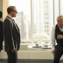 John Slattery e Jared Harris nell'episodio Christmas Comes But Once A Year di Mad Men