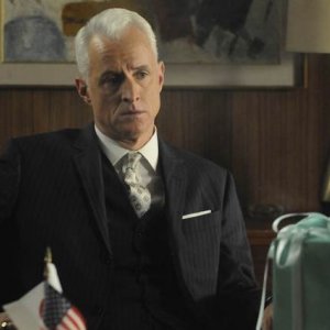 John Slattery nell'episodio The Chrysanthemum and the Sword di Mad Men