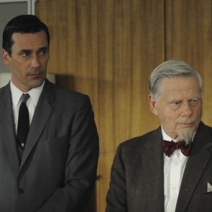 Jon Hamm e Robert Morse nell'episodio The Chrysanthemum and the Sword di Mad Men