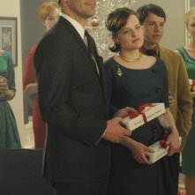 Jon Hamm ed Elisabeth Moss nell'episodio Christmas Comes But Once A Year di Mad Men