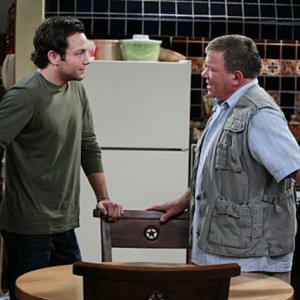 Jonathan Sadowski e William Shatner in un momento del pilot della serie $#*! My Dad Says