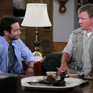 Jonathan Sadowski e William Shatner in una scena del pilot della serie $#*! My Dad Says