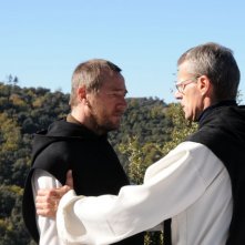 Lambert Wilson in una scena del dramma Des hommes et des dieux