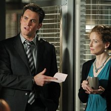 Owain Yeoman e la guest star Leslie Hope nell'episodio Red Sky In The Morning della serie The Mentalist