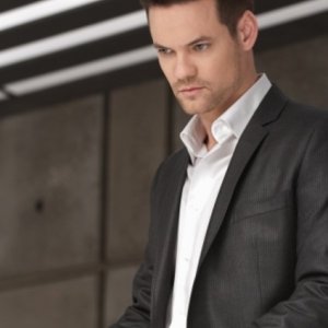 Shane West in una scena del pilot della serie Nikita della CW