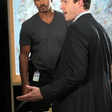 Shemar Moore e la guest star Eric Close nell'episodio The Longest Night, premiere della stagione 6 di Criminal Minds