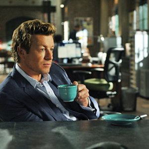 Simon Baker in una scena dell'episodio Red Sky At Night di The Mentalist
