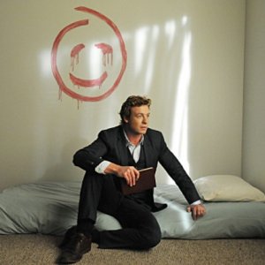 Simon Baker in una scena dell'episodio Red Sky In The Morning di The Mentalist