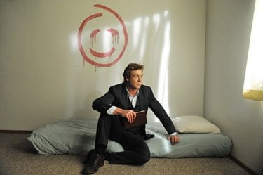 Simon Baker in una scena dell'episodio Red Sky In The Morning di The Mentalist