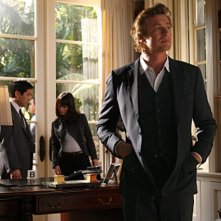 Simon Baker, Tim Kang e Robin Tunney nell'episodio Red All Over di The Mentalist
