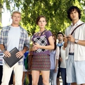 Trevor Donovan, Jessica Stroup e Michael Steger in una scena dell'episodio Senior Year, Baby di 90210