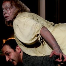 Brigitte Kren attacca Michael Fuith nell'horror Rammbock