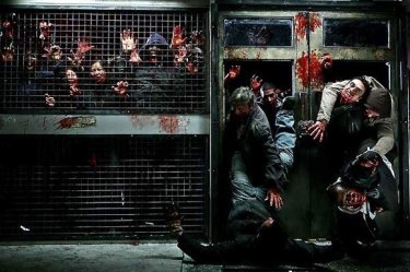 Un'immagine delle orde di zombie dell'horror The Horde