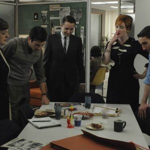 Una scena dell'episodio The Chrysanthemum and the Sword di Mad Men