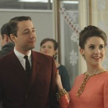 Vincent Kartheiser ed Alison Brie nell'episodio Christmas Comes But Once A Year di Mad Men