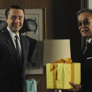 Vincent Kartheiser in un momento dell'episodio The Chrysanthemum and the Sword di Mad Men
