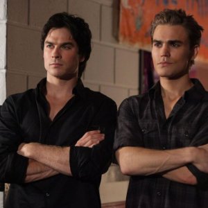 I fratelli Salvatore (Ian Somerhalder e Paul Wesley) nell'episodio Brave New World di Vampire Diaries