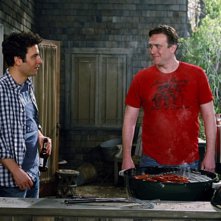 Josh Radnor e Jason Segel in una scena dell'episodio Home Wreckers di How I Met Your Mother
