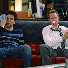 Neil Patrick Harris e Josh Radnor in una scena dell'episodio Twin Beds di How I Met Your Mother