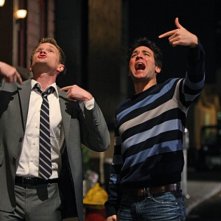 Neil Patrick Harris e Josh Radnor nell'episodio Twin Beds di How I Met Your Mother