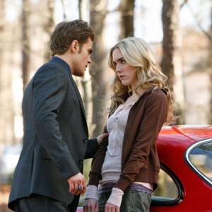 Amber (Spencer Locke) viene soggiogata da Stefan (Paul Wesley) nell'episodio Miss Mystic Falls di Vampire Diaries