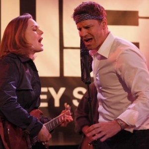 David Boreanaz ed Emily Deschanel nell'episodio The Rocker in the Rinse Cycle di Bones