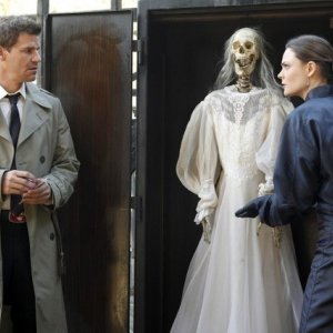 David Boreanaz ed Emily Deschanel nell'episodio The Witch in the Wardrobe di Bones