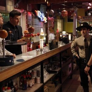 Emily Deschanel e David Boreanaz in una scena dell'episodio The X in the File di Bones