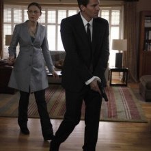 Emily Deschanel e David Boreanaz nell'episodio The Dentist in the Ditch di Bones