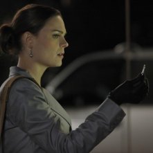 Emily Deschanel nell'episodio The Dentist in the Ditch di Bones