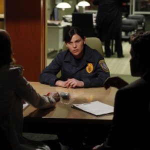 La guest star Clea Duvall, Emily Deschanel e David Boreanaz nell'episodio The Bones on the Blue Line di Bones