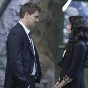 La guest star Rena Sofer e David Boreanaz in una scena dell'episodio The Predator in the Pool di Bones