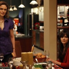 La guest star Zooey Deschanel ed Emily Deschanel nell'episodio The Goop on the Girl di Bones