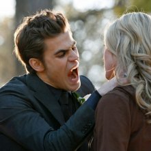 Paul Wesley aggredisce Spencer Locke in una scena dell'episodio Miss Mystic Falls di Vampire Diaries