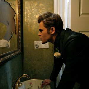 Paul Wesley in una sequenza dell'episodio Miss Mystic Falls di Vampire Diaries