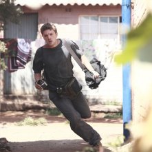 Ryan Phillippe in corsa in una scena del film The Bang Bang Club