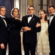 Una foto di gruppo di parte del cast de Il peccato e la vergogna