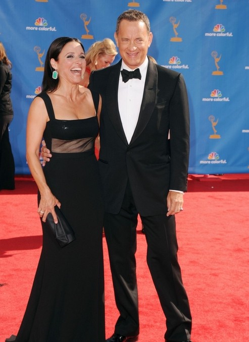 Tom Hanks Insieme A Julia Louis Dreyfus Sul Red Carpet Degli Emmy 2010 173254