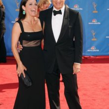 Tom Hanks Insieme A Julia Louis Dreyfus Sul Red Carpet Degli Emmy 2010 173254