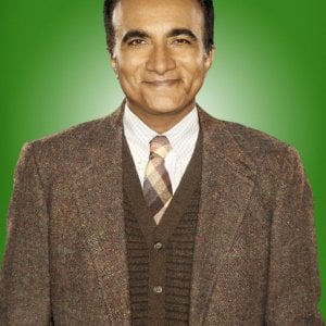 Iqbal Theba posa per una foto promozionale della stagione 2 di Glee