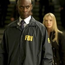 Lance Reddick ed Anna Torv, sullo sfondo, nell'episodio The Box di Fringe
