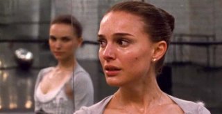 Natalie Portman in una sequenza drammatica di Black Swan