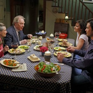 Una cena a quattro (Annette O'Toole, Michael McKean, Erica Durance e Tom Welling) nell'episodio La regina rossa di Smallville