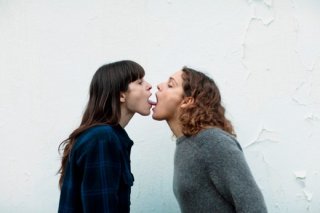 Una trasgressiva sequenza di Attenberg, di Athina Rachel Tsangari
