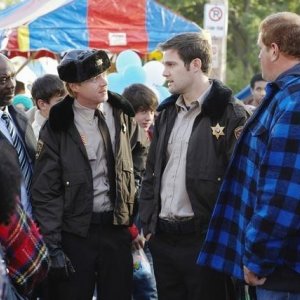 Abraham Benrubi e Geoff Stults in una scena dell'episodio Polly Wants a Crack at Her di Happy Town