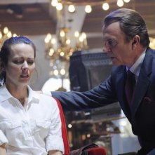 Amy Acker e Sam Neill in una scena dell'episodio This Is Why We Stay di Happy Town