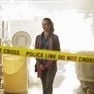 Amy Acker in un momento dell'episodio This Is Why We Stay di Happy Town