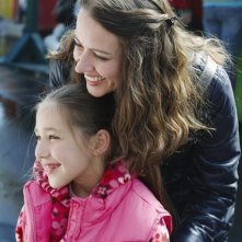 Amy Acker in una scena dell'episodio Polly Wants a Crack at Her di Happy Town