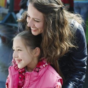 Amy Acker in una scena dell'episodio Polly Wants a Crack at Her di Happy Town