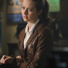 Amy Acker in una scena dell'episodio This Is Why We Stay di Happy Town